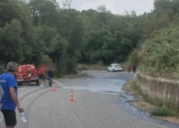 Μακρυνεία: Οξύ «φωτιά» έλιωσε την άσφαλτο! Εφιάλτης…χημείας στον Δαφνιά. ΦΩΤΟ