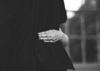 Αιτωλοακαρνανία: Tον αγκάλιασε όχι από αγάπη αλλά για να του κλέψει την χρυσή αλυσίδα!