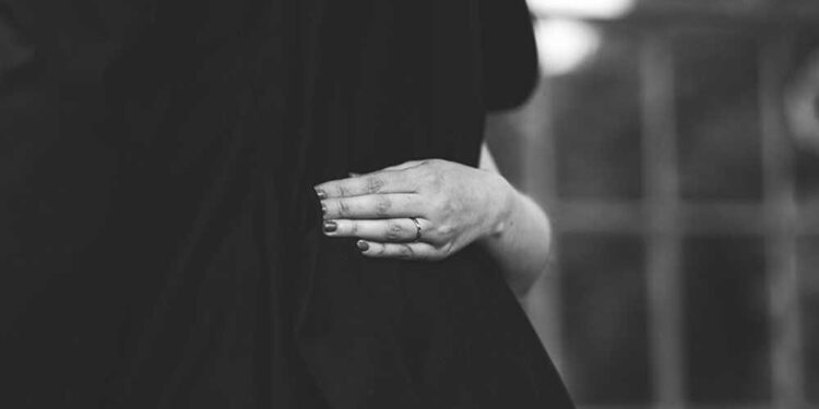 Αιτωλοακαρνανία: Tον αγκάλιασε όχι από αγάπη αλλά για να του κλέψει την χρυσή αλυσίδα!