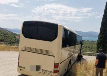 Αναστάτωση από λεωφορείο στην Ε.Ο Αγρινίου – Θέρμου|“κόλλησε” σε επικίνδυνο σημείο