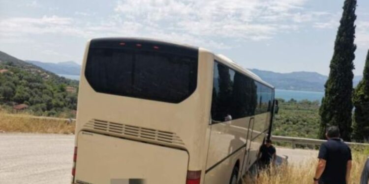 Αναστάτωση από λεωφορείο στην Ε.Ο Αγρινίου – Θέρμου|“κόλλησε” σε επικίνδυνο σημείο