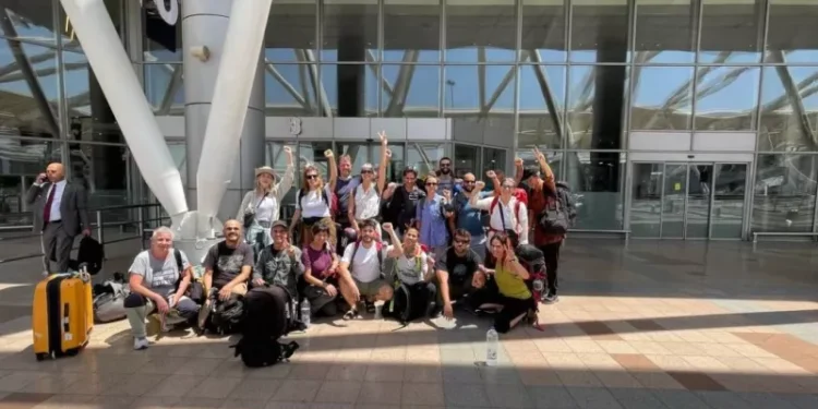 Δεκάδες Έλληνες κρατήθηκαν στο αεροδρόμιο του Καΐρου – Τι αναφέρουν διπλωματικές πηγές