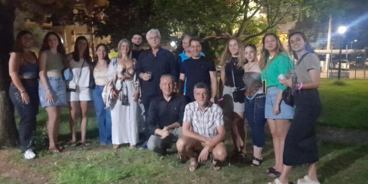 Ο Δημήτρης Τραπεζιώτης στο πάρτι του Δημοτικού Συμβουλίου Νέων με τους Φοιτητές