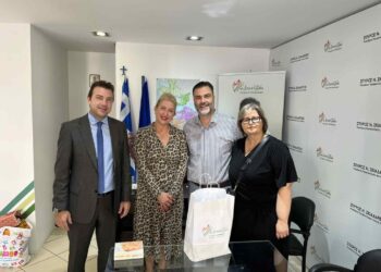 Παράταξη Σκιαδαρέση : Παρέδωσε είδη ιματισμού και παιδικού εξοπλισμού στον Δήμο Ναυπακτίας