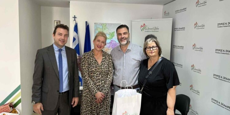 Παράταξη Σκιαδαρέση : Παρέδωσε είδη ιματισμού και παιδικού εξοπλισμού στον Δήμο Ναυπακτίας