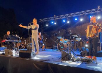 Ενθουσίασε το ακροατήριο η συναυλία του Θοδωρή Βουτσικάκη στο αρχαίο νεώριο Οινιαδών