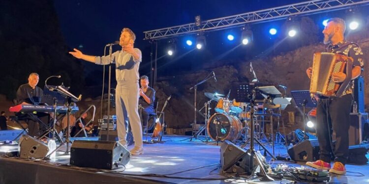 Ενθουσίασε το ακροατήριο η συναυλία του Θοδωρή Βουτσικάκη στο αρχαίο νεώριο Οινιαδών