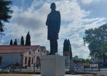 Μεσολόγγι: Επανατοποθετήθηκε ο ανδριάντας του Χαρίλαου Τρικούπη στον φυσικό του χώρο