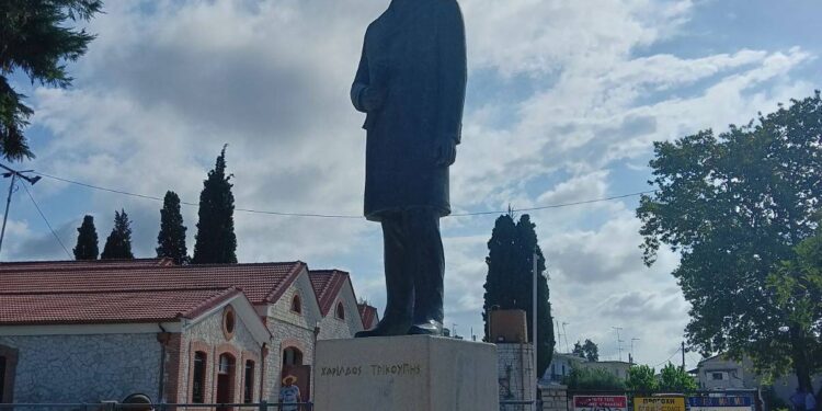 Μεσολόγγι: Επανατοποθετήθηκε ο ανδριάντας του Χαρίλαου Τρικούπη στον φυσικό του χώρο