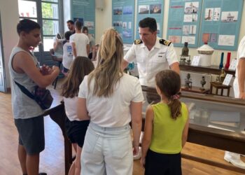 Επίσκεψη μαθητών στην έκθεση «Πέτρινοι Φάροι» του Πολεμικού Ναυτικού στο Μέγαρο Χρυσόγελου