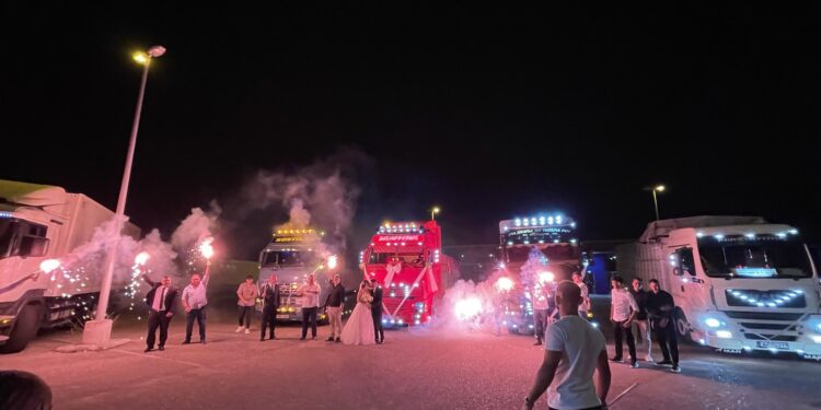 Αγρίνιο:Υπέροχος γάμος που ξεσήκωσε την πόλη με το κονβόι φορτηγών