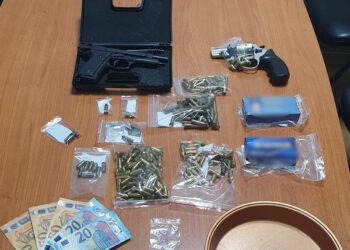 Σύλληψη δυο ατόμων για παράβαση της νομοθεσίας περί όπλων και περί ναρκωτικών στο Αγρίνιο