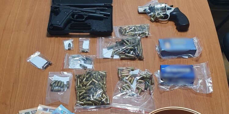 Σύλληψη δυο ατόμων για παράβαση της νομοθεσίας περί όπλων και περί ναρκωτικών στο Αγρίνιο