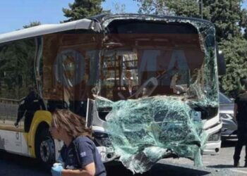Συγκρούστηκαν δύο λεωφορεία στη Λεωφόρο Καραμανλή στη Βούλα – Τουλάχιστον 32 τραυματίες, ανάμεσά τους 12 ανήλικοι