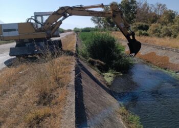 Καθαρίστηκε από συνεργείο της ΔΕΥΑ Μεσολογγίου το κανάλι αποστράγγισης πίσω από την «Μοτίβο»