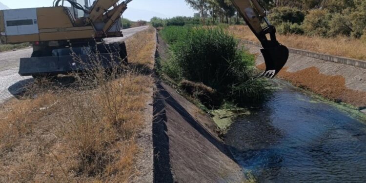 Καθαρίστηκε από συνεργείο της ΔΕΥΑ Μεσολογγίου το κανάλι αποστράγγισης πίσω από την «Μοτίβο»