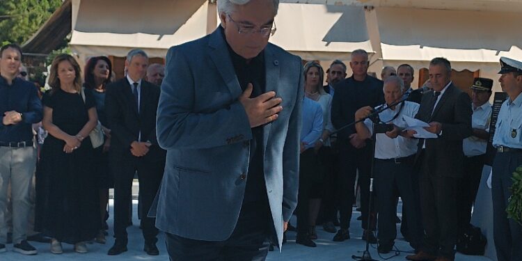 Ο Δημήτρης Τραπεζιώτης κατέθεσε στεφάνι στο Επίσημο Μνημόσυνο για τους 120 Πατριώτες του 1944
