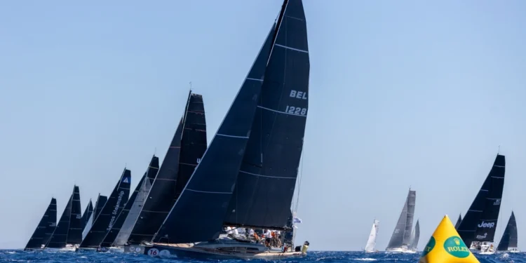 AEGEAN 600: Θέαμα από 60 σκάφη στην εκκίνηση με φόντο τον Ναό του Ποσειδώνα