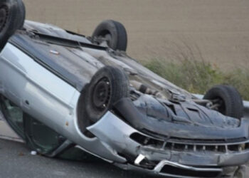 Ανατροπή οχήματος στην Αμβρακία Οδό με εγκλωβισμό επιβατών