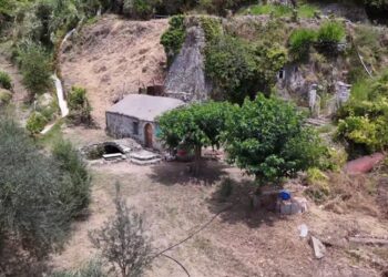 Ο νερόμυλος και το κρεμαστό ξωκλήσι πάνω στον βράχο, αγναντεύοντας την λίμνη Τριχωνίδα (video)