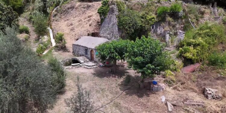 Ο νερόμυλος και το κρεμαστό ξωκλήσι πάνω στον βράχο, αγναντεύοντας την λίμνη Τριχωνίδα (video)