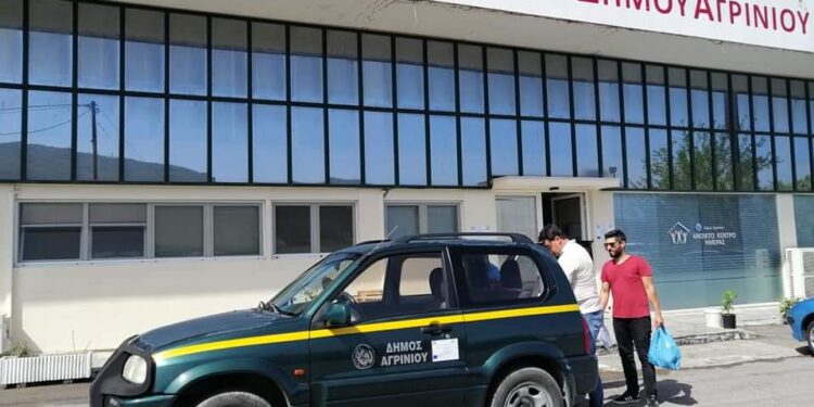 Αγρίνιο: Προσφορά νερού, χυμών, φρούτων και οδηγίες για τον καύσωνα (βίντεο)