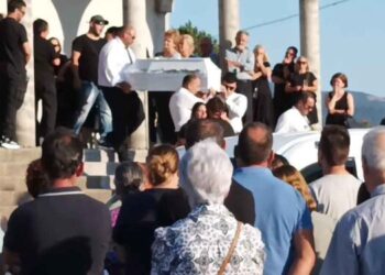 Αγρίνιο:Ανείπωτη θλίψη και σπαραγμός  στην κηδεία της 2χρονης Αλεξάνδρας