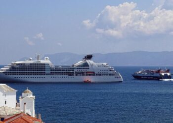 Τέλος κρουαζιέρας: Στα 20 ευρώ ανά επιβάτη για αποβίβαση στα λιμάνια Μυκόνου και Σαντορίνης