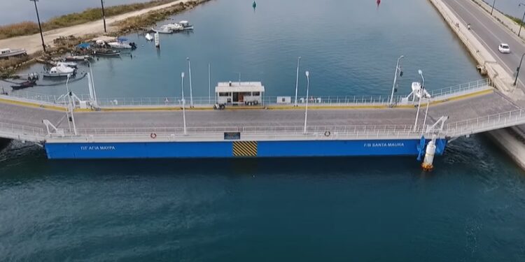 Λευκάδα: Κλειστή παραμένει η πλωτή γέφυρα – Τι υποστηρίζουν ο δήμαρχος και ο αντιπεριφερειάρχης του νησιού