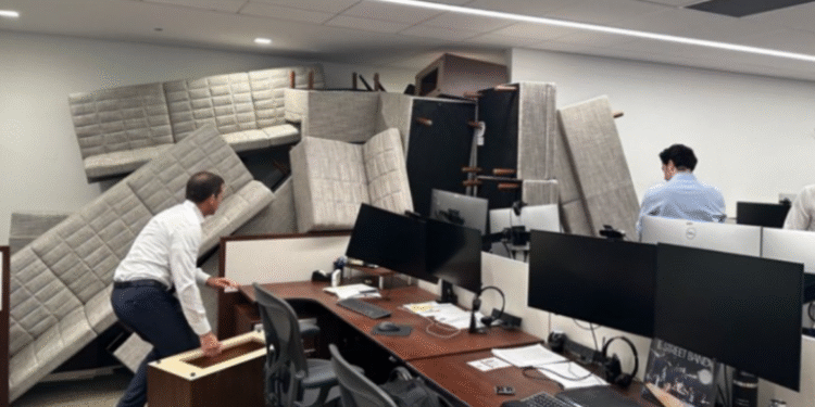 Πανικός σε ουρανοξύστη του Μανχάταν – Μακελειό με εργαζόμενους να φράζουν πόρτες με έπιπλα