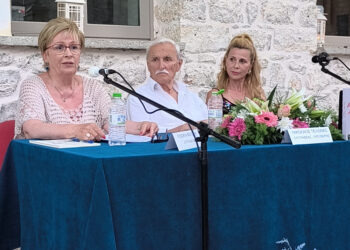 Αμφιλοχία: Με επιτυχία η παρουσίαση του βιβλίου «Διαμάντια στους κάκτους» στη Δημοτική Βιβλιοθήκη Π. Κόκκαλης