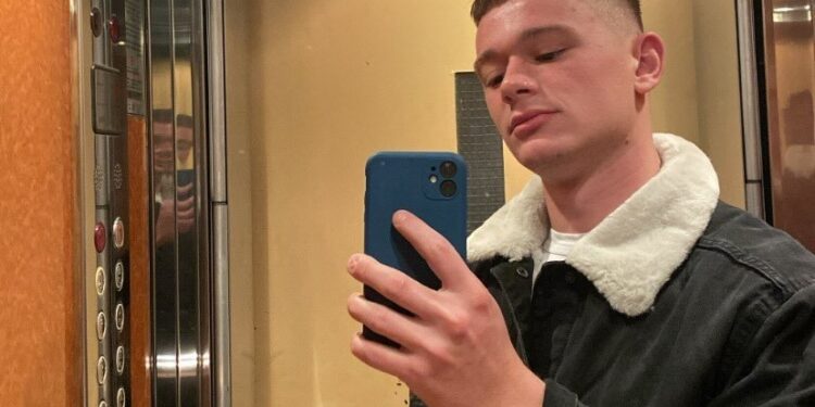 Σαν κεραυνός έπεσε στο Αγρίνιο η είδηση του θανάτου του 21χρονου Θανάση που έχασε τη ζωή του στο τροχαίο 