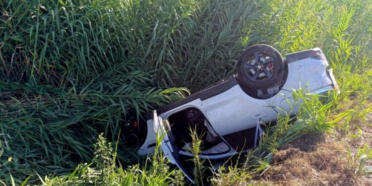 Ανατροπή οχήματος στη διασταύρωση του στρατιωτικού αεροδρόμιου Αγρινίου – Στο νοσοκομείο ο οδηγός