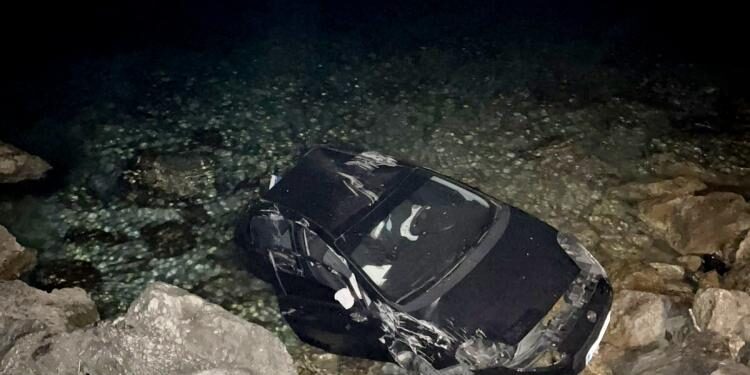 Αυτοκίνητο Αγρινιώτη έπεσε στη θάλασσα στον Άγιο Νικήτα