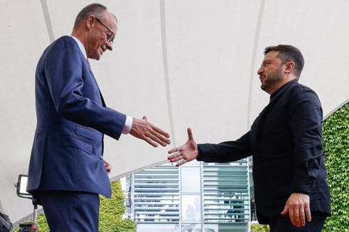 Ζελένσκι ταξιδεύει στο Βερολίνο πριν τη σύνοδο στην Αλάσκα – Συνάντηση με Τραμπ και Μερτς