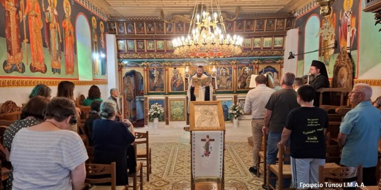 Με κατάνυξη και την προσευχητική συμμετοχή των πιστών τελούνται οι Παρακλήσεις της Παναγίας