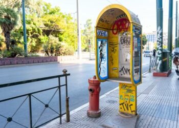 Αθήνα: Ο Δήμος αφαιρεί δεκάδες εγκαταλελειμμένα καρτοτηλέφωνα από τα πεζοδρόμια