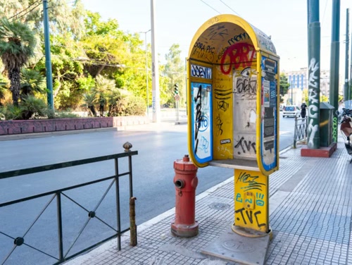Αθήνα: Ο Δήμος αφαιρεί δεκάδες εγκαταλελειμμένα καρτοτηλέφωνα από τα πεζοδρόμια