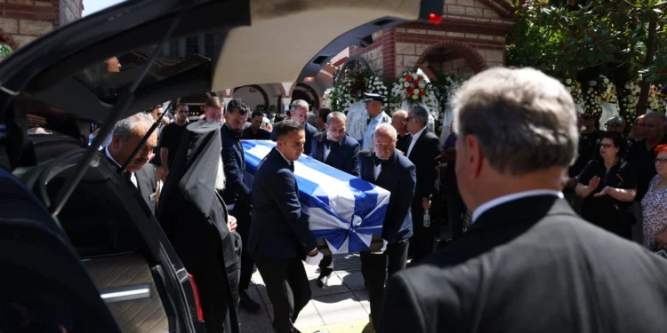 Απόστολος Βεσυρόπουλος.Ο συγκινητικός επικήδειος από τον Κυριάκο Μητσοτάκη και το τελευταίο χειροκρότημα στο ύστατο χαίρε.