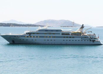 Στον Αστακό το υπερπολυτελές γιοτ LAUREN L – Πέπλος μυστηρίου γύρω από τους φιλοξενούμενούς του