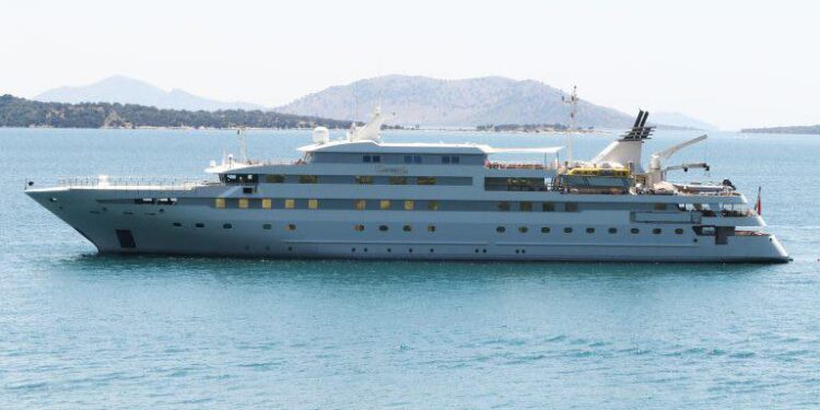 Στον Αστακό το υπερπολυτελές γιοτ LAUREN L – Πέπλος μυστηρίου γύρω από τους φιλοξενούμενούς του