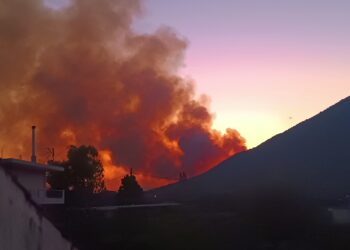 Μάχη στο πύρινο μέτωπο στα  Παλιάμπελα-αναφορές πως κάηκε ένα σπίτι