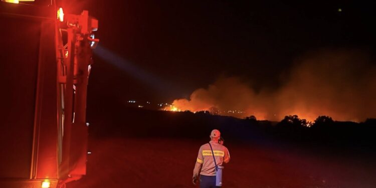Αντιμέτωπη με την πύρινη κόλαση η Σταμνά Μεσολογγίου-Ηλικιωμένοι απομακρύνθηκαν με λεωφορείο