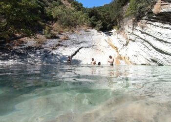 Καταρράκτες Τρύφου: Κρυστάλλινες βουτιές σε τιρκουάζ νερά 