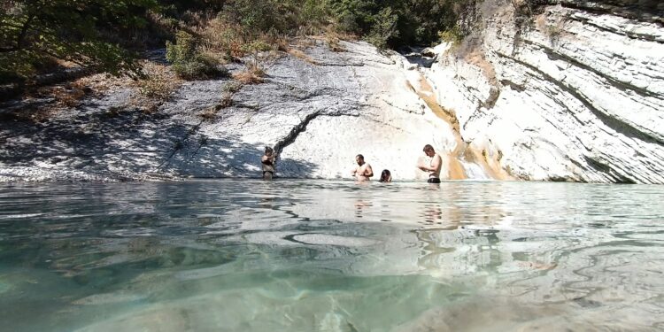 Καταρράκτες Τρύφου: Κρυστάλλινες βουτιές σε τιρκουάζ νερά 