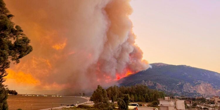 Nέο πύρινο μέτωπο έχει ξεσπάσει στη Βόνιτσα, στον δρόμο προς τον Άγιο Νικόλαο