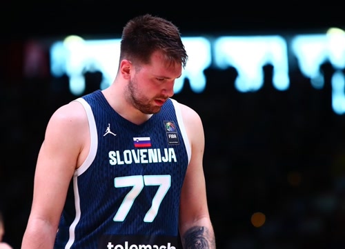 Λούκα Ντόντσιτς: Παρά τον τραυματισμό, έκανε χαρούμενο έναν μικρούλη φίλαθλο