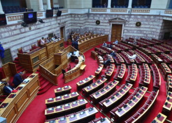 Τρίτεκνοι και πολύτεκνοι δημόσιοι υπάλληλοι αποκτούν ικανότητα συνυπηρέτησης με εργαζόμενο εκτός δημοσίου