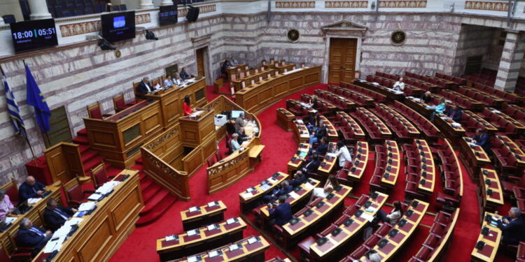 Ένταση μεταξύ κυβέρνησης και αντιπολίτευσης με επίκεντρο τη ΔΕΘ