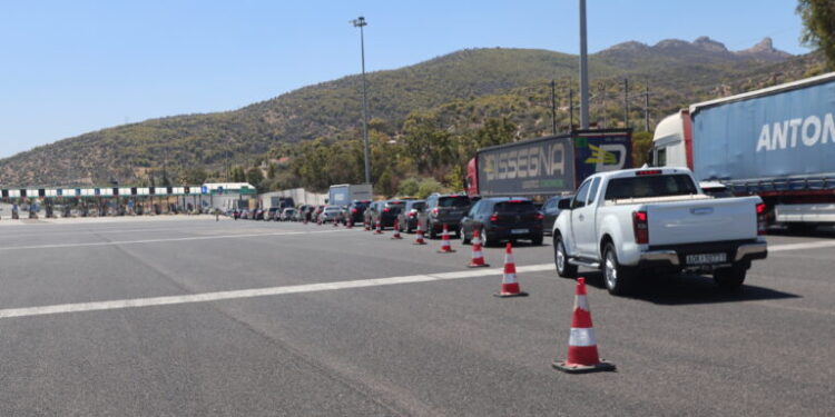 Μερική αποκατάσταση κυκλοφορίας στην Αθηνών–Κορίνθου μετά από εκτροπή φορτηγού